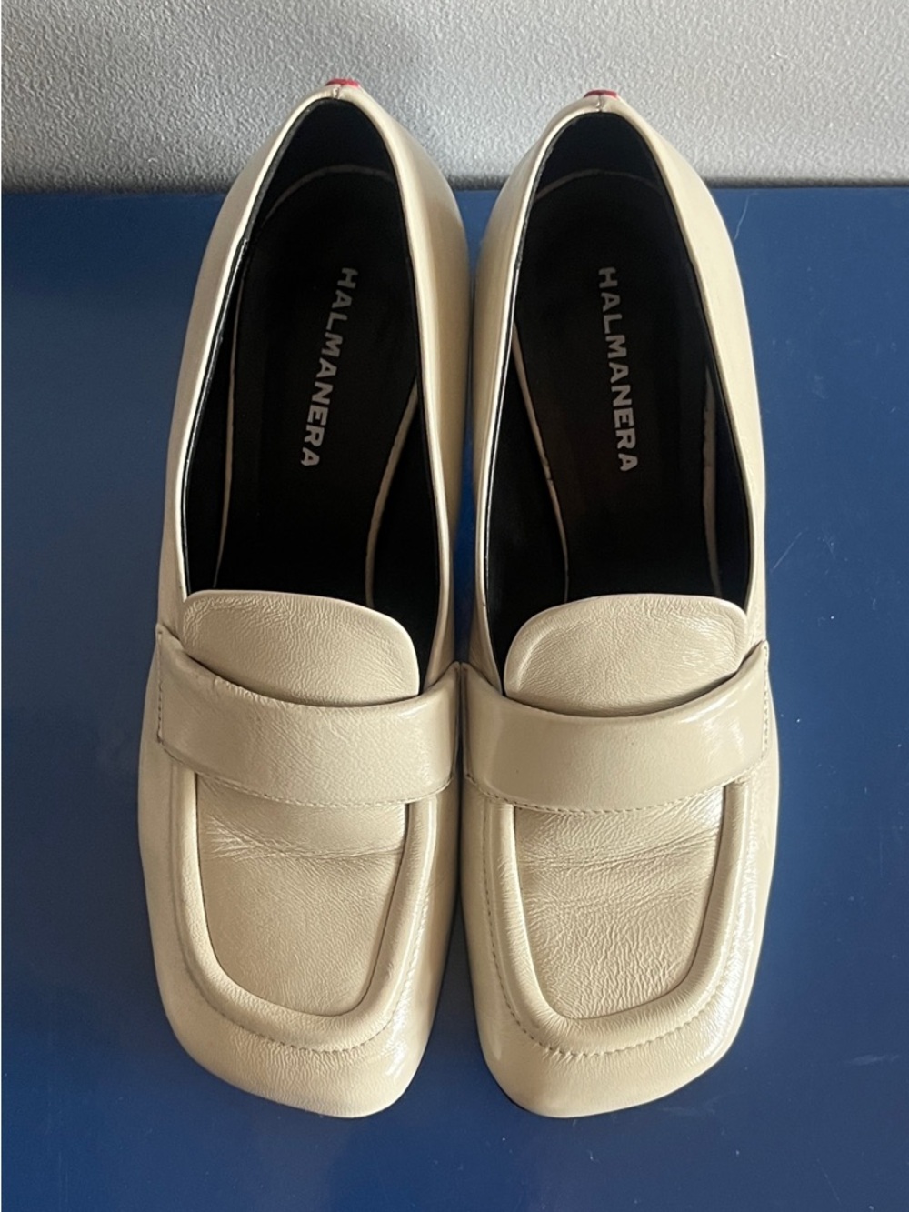 Halmanera Glaze Light
Beige Loafers featuring a square toe and round heel.8.5